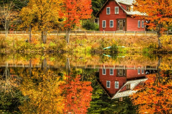 Casa junto al lago en otoño