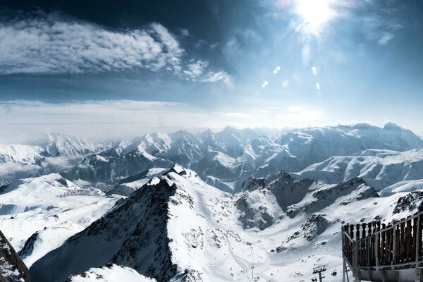 Atemberaubende Aussicht auf die schneebedeckten Berge