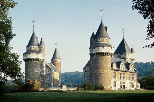 O castelo histórico é construído em arquitetura gótica