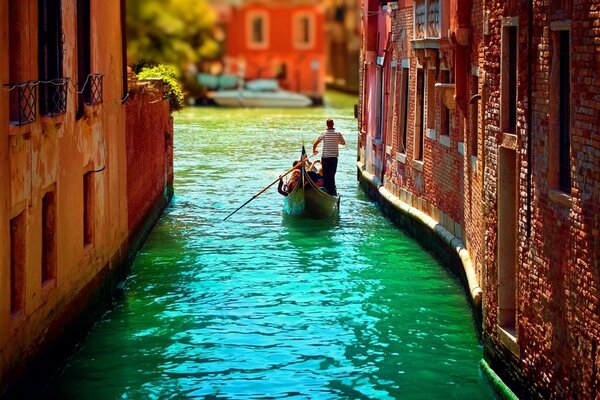 Gandolla en el canal de la ciudad veneciana