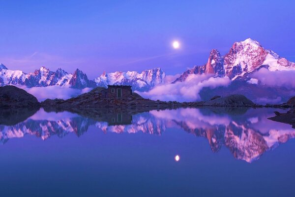 Uma imagem tranquila de uma paisagem coberta de neve