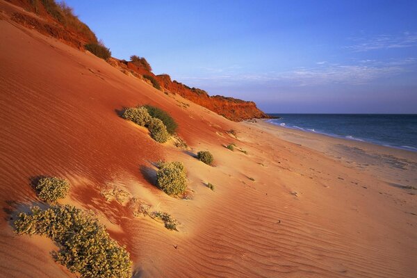 Viel Sand am Strand des Meeres