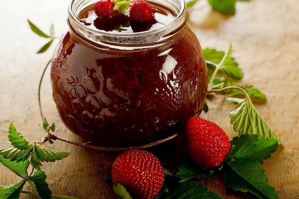 Confiture de fruits avec des fraises dans un pot