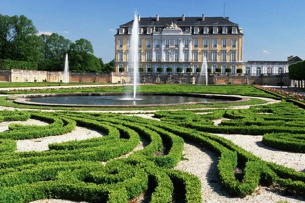 Castelo com jardim e fonte