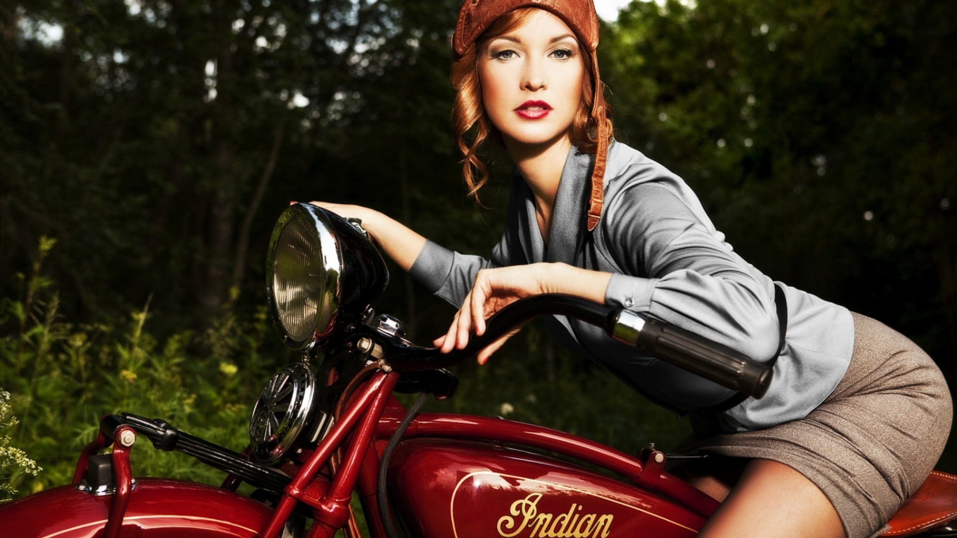 ragazze e moto donna bicicletta all aperto auto auto piacere seduta sistema di trasporto tempo libero natura moda uno abbastanza ruote piacere motociclista moto sexy