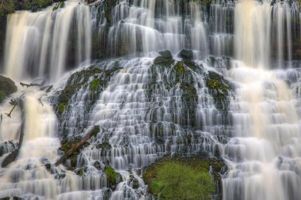 Kaskadierender Wasserfall, der von den Felsen fällt