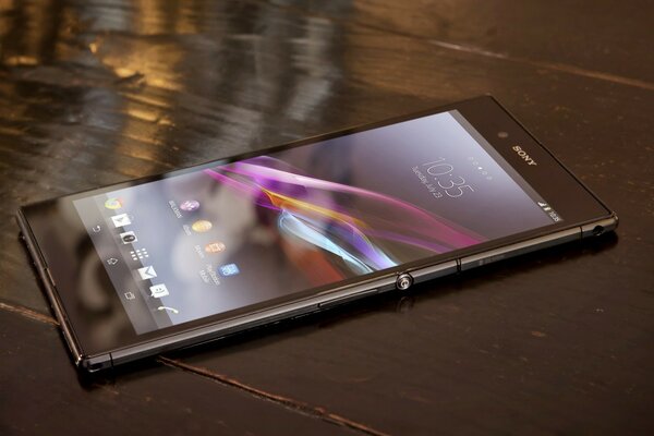 SMATPHONE DI SONY SUL PAVIMENTO LACCATO