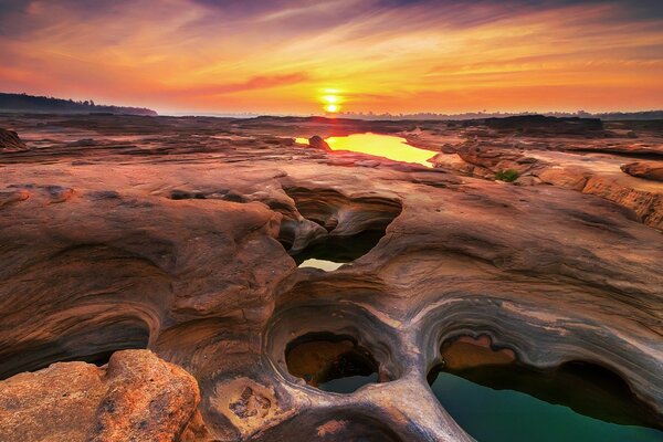 Tramonto del sole arancione con riflessione nell acqua