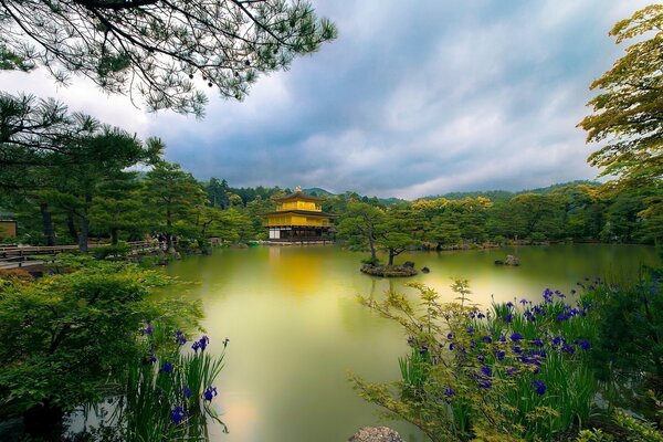 Casa de estilo chinês na floresta do lago