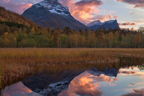 See und Berge im Hintergrund des Sonnenuntergangs