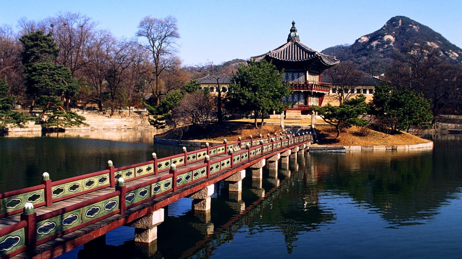 桥梁 水域 旅游 建筑 河流 桥梁 湖泊 户外 天空 反射 家庭 旅游 景观 城市