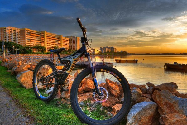 Fahrrad im Hintergrund der Stadt am Wasser