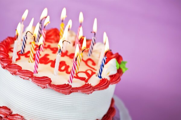 Velas acesas no bolo de aniversário