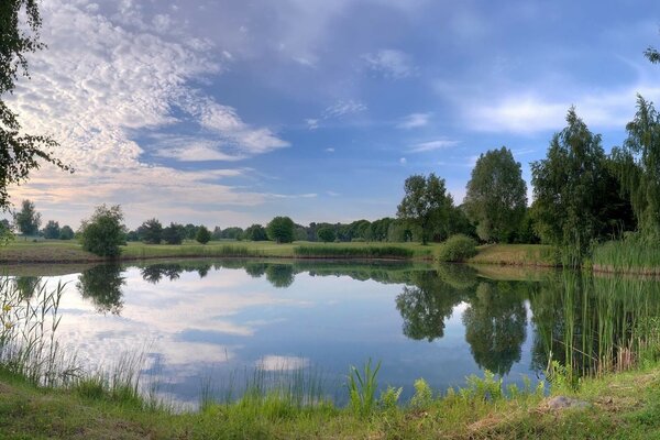 Ein kleiner See. Reflexion des Himmels im Wasser