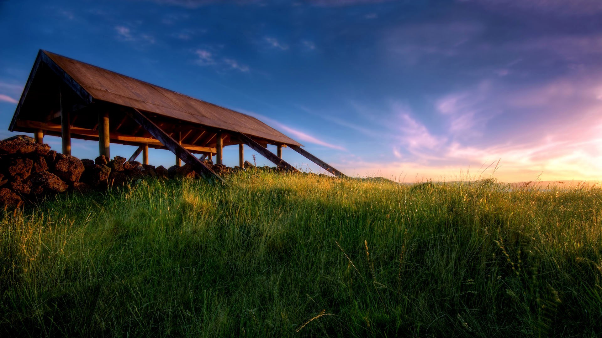 felder wiesen und täler himmel gras sonnenuntergang landschaft feld natur des ländlichen im freien bauernhof landschaft sonne dämmerung landwirtschaft