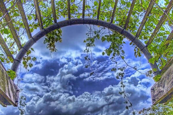 Meraviglioso paesaggio sullo sfondo del cielo favoloso incredibile