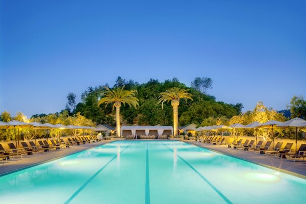 Piscina de noche con tumbonas en Turquía