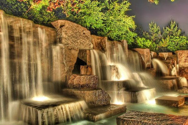 Cascata artificiale con illuminazione