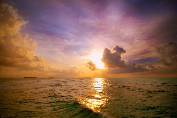 Le coucher du soleil se reflète dans la mer