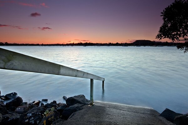 Heller Sonnenuntergang auf Wasserhintergrund