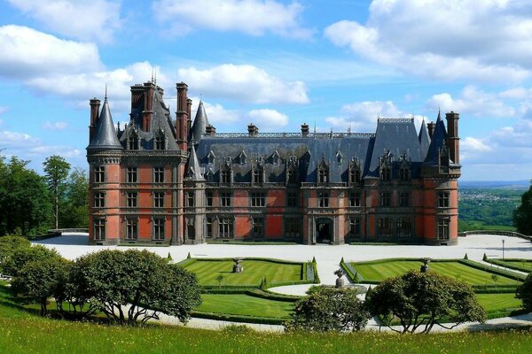 Ancien château avec un parc bien entretenu