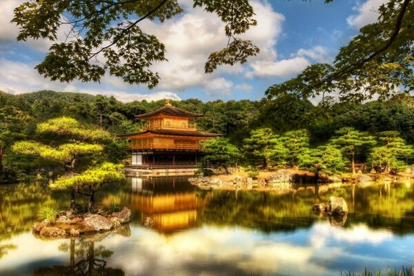 Casa de estilo chino en un lago en medio de los árboles