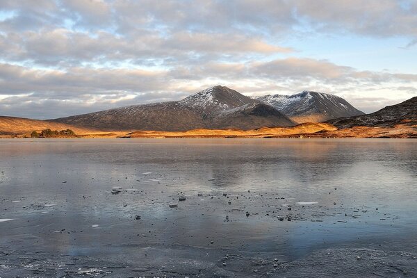 Montañas nevadas y lago. naturaleza