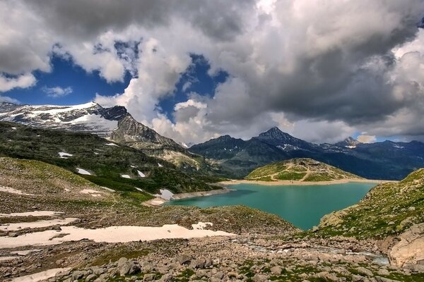 Paisagem com lago de montanha azul