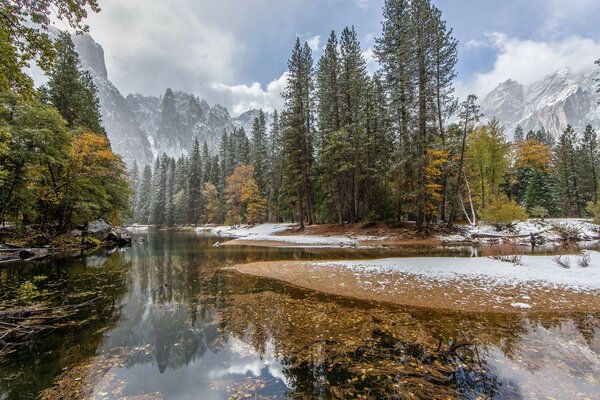 La première neige est tombée dans la forêt près de la rivière