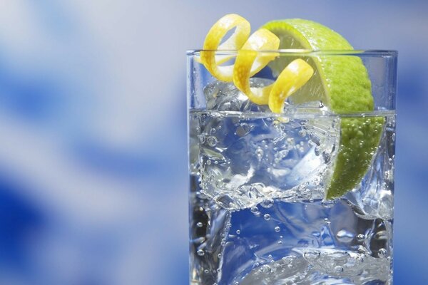 Cosa potrebbe esserci di più gustoso in estate se non l acqua con ghiaccio e lime