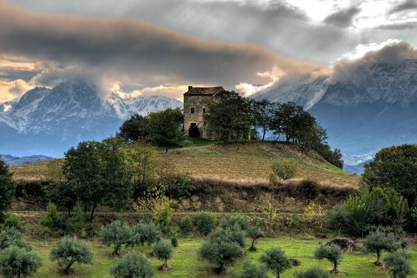 Casa sulla collina. paesaggio con montagne