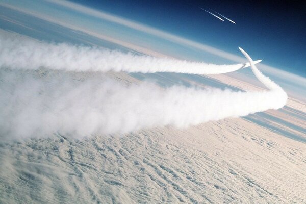 Strisce bianche da un aereo nel cielo