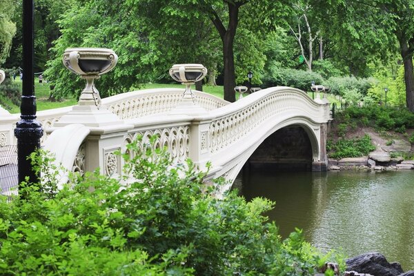 Weiße Brücke über einen Bach im Park