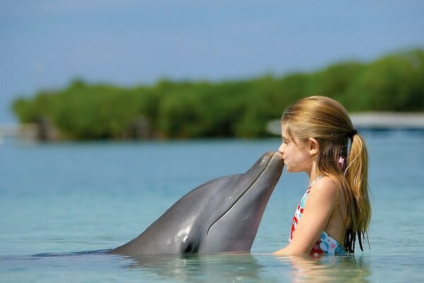 Ein Mädchen mit einem Delphin. Sommer. Die Natur