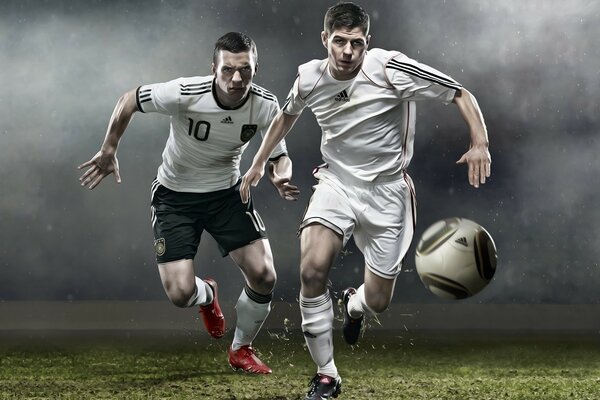 Dos futbolistas corren por la pelota