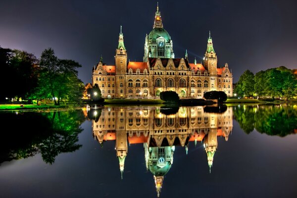 Schönes Schloss in nchi in der Nähe des Flusses