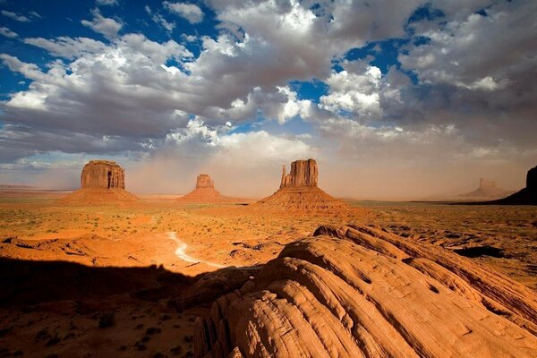 المناظر الطبيعية الصحراوية عند غروب الشمس تحت الغيوم