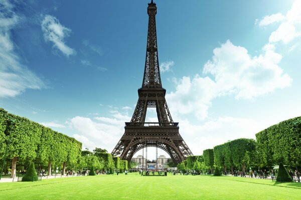 La Torre Eiffel e il cielo blu