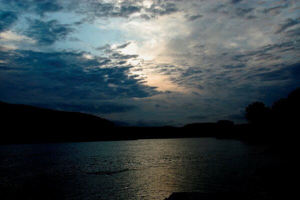 Abenddämmerung über Wasser und Bergen