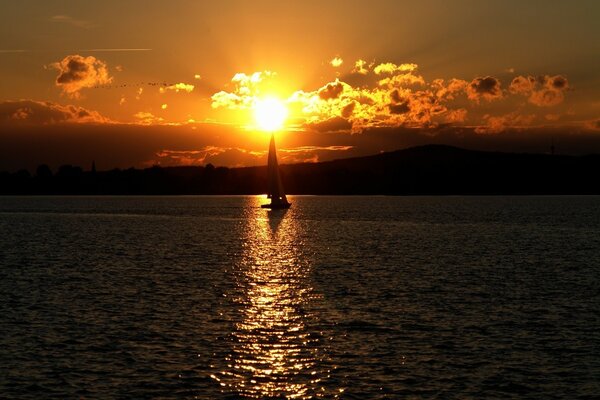 Golden path on dark water