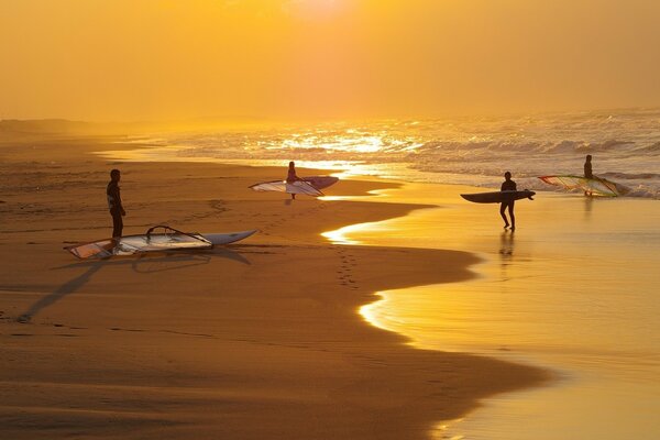 Surfer am Abendstrand