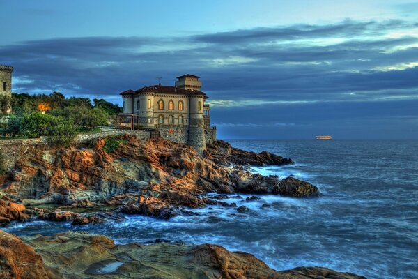 Casa de estilo medieval en la costa