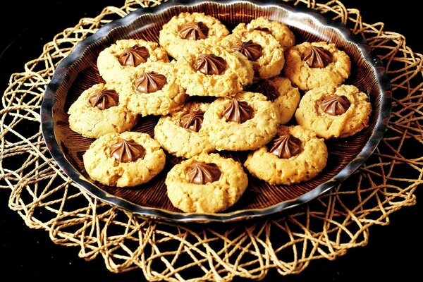 Печенье с шоколадной начинкой на блюде