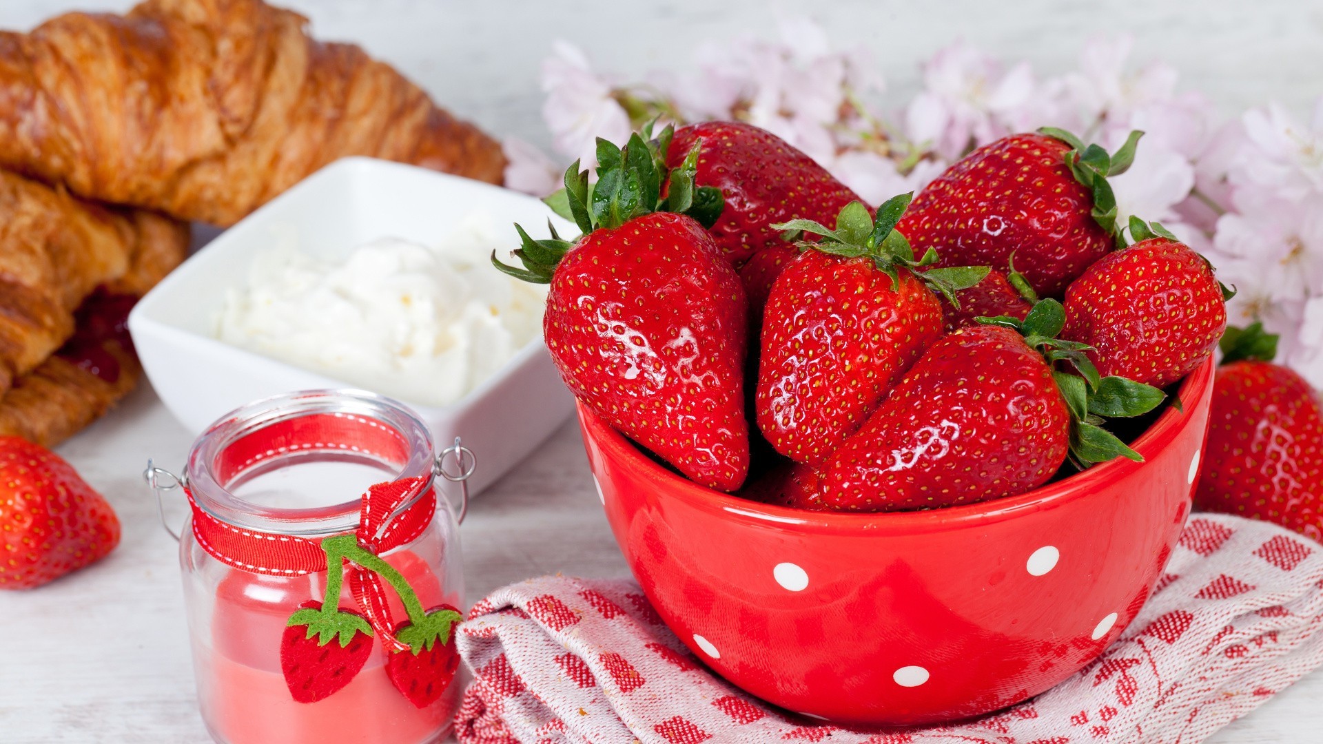 baies fraise délicieux repas petit déjeuner doux santé alimentaire bol fruits crème baies lait confiture yaourt en bonne santé feuille