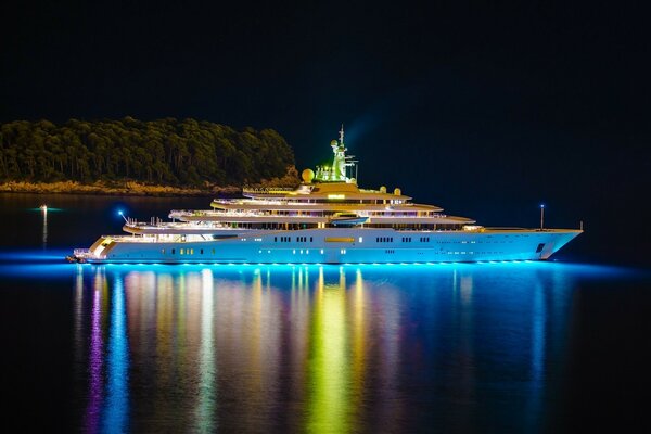 Luces nocturnas de gran barco