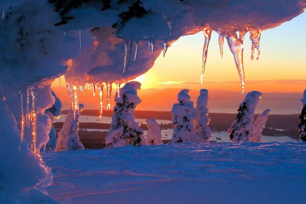 Stalactites étincelantes au soleil