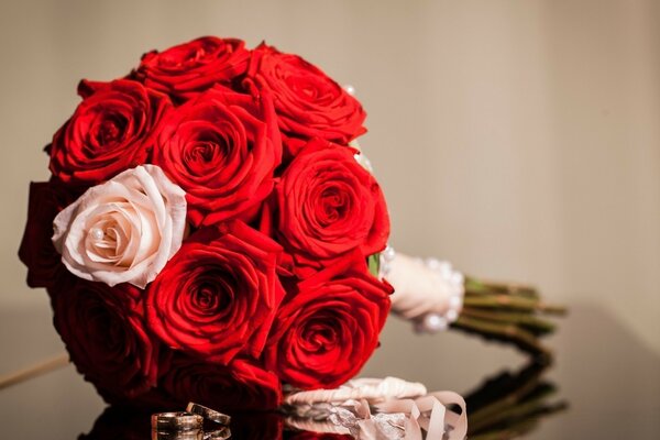 Bouquet de mariage repose sur un piano à queue