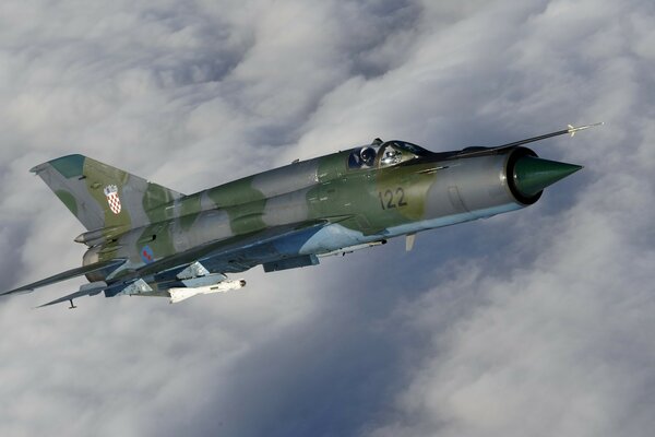 Avión militar en el cielo