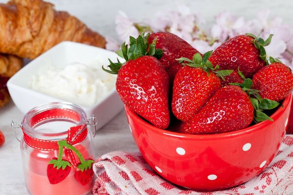 Leckeres Frühstück mit Erdbeeren