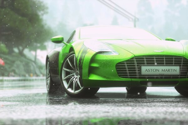 Astonmartin verde sobre asfalto mojado